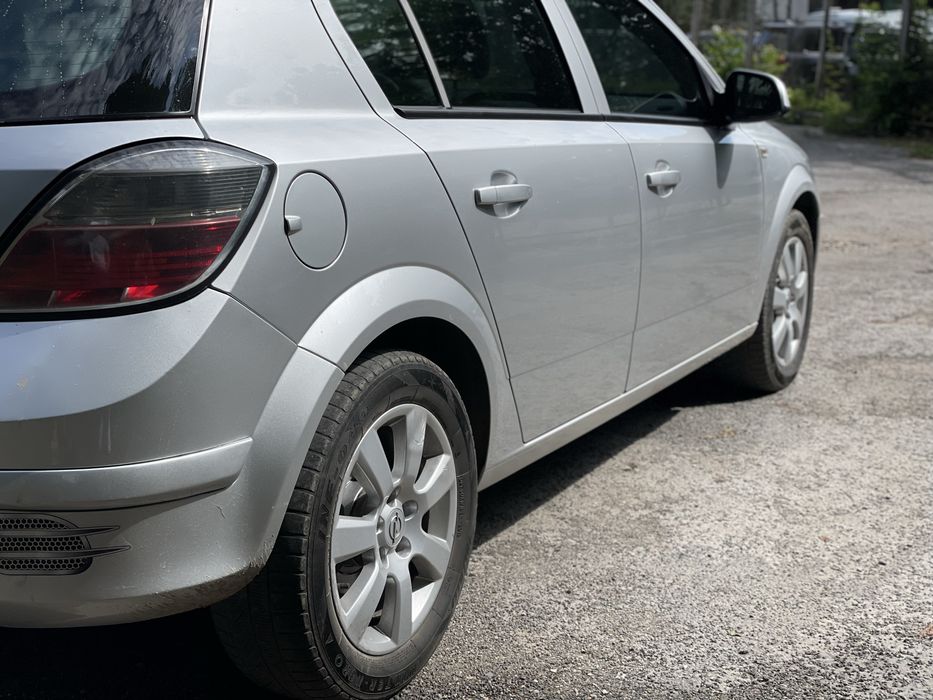Opel astra 2011 рік автомат 1,6