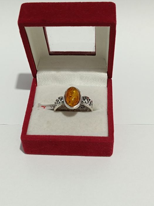 Srebrny pierścionek z herbacianym bursztynem roz.21, srebro próby 925