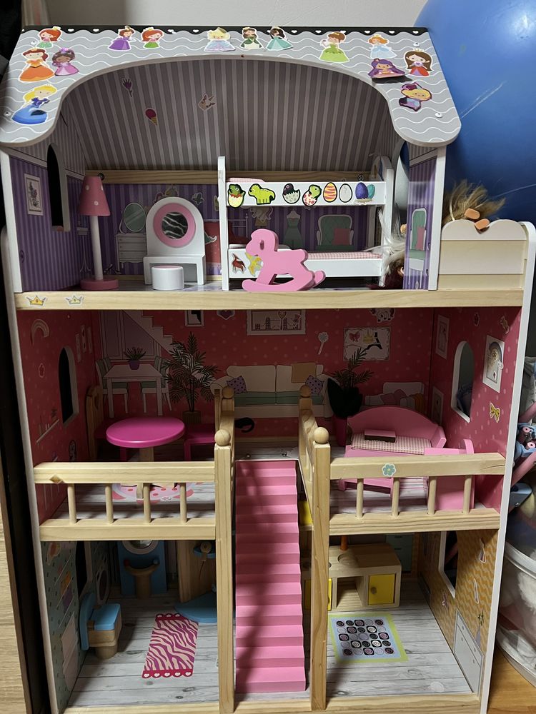 Drewniany domek dla lalek