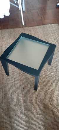 Mesa de madeira com tampo em vidro fosco