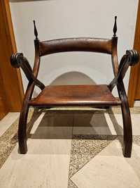 Cadeira baixa antiga em couro