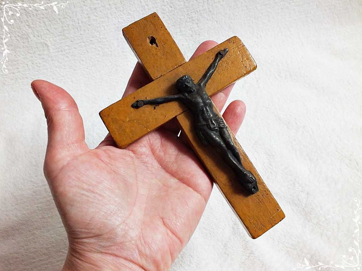 Stary Krzyż z ciemnego drewna do powieszenia nad drzwiami
