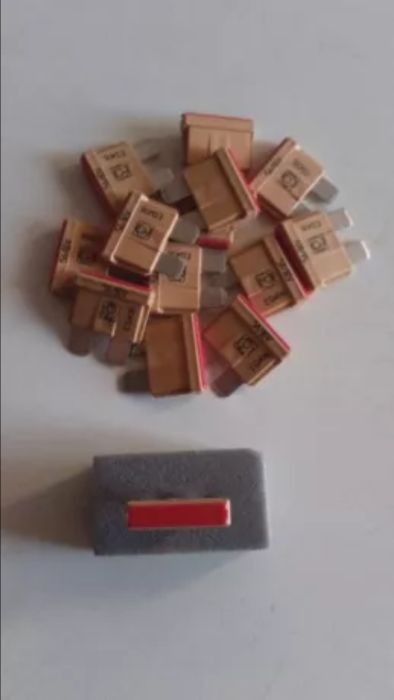 Fusíveis 5A/80V + 10A/80V + 25A/80V novos.