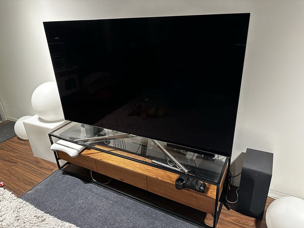 Movel tv com 3 tavetas e tampo de vidro
