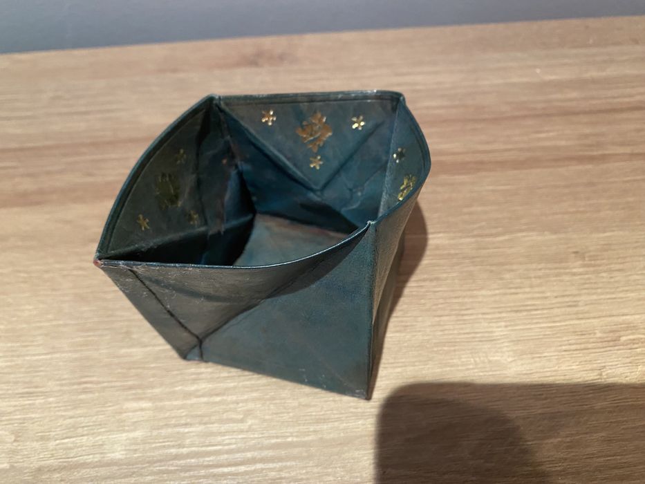 Porta moedas em pele, quadrado e antigo