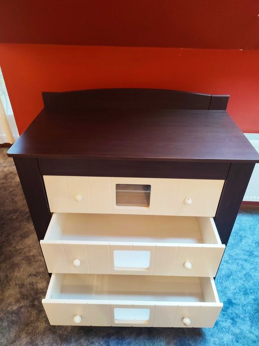 Szafa i komoda firmy Bellamy, drewniane łóżko z materacem