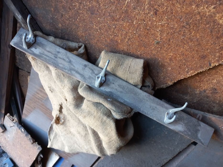 Вешалка 3 крючка в гараж