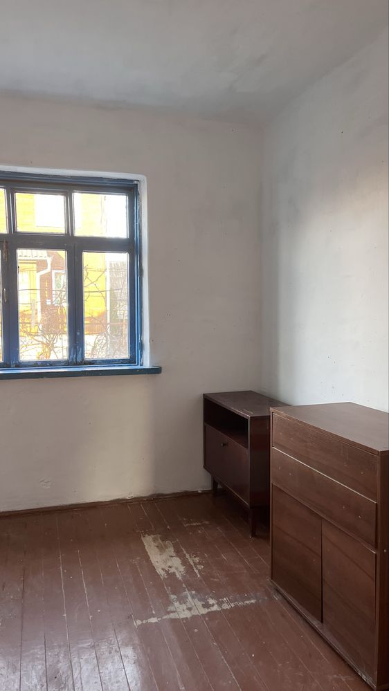 Великий цілий будинок з подвірʼям