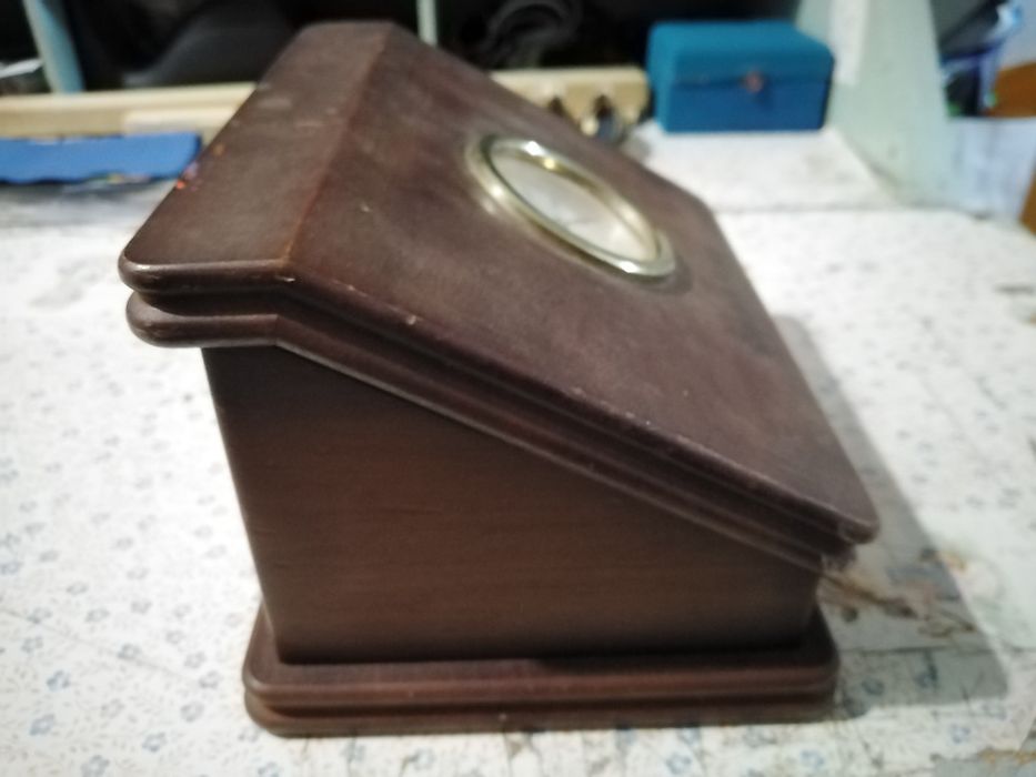 Vendo caixas de arrumação com relógio bom estado