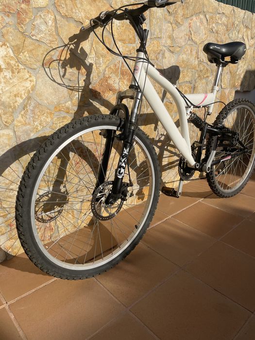 Bicicleta de Montanha GKX com Suspensão Total e Conta-Quilómetros
