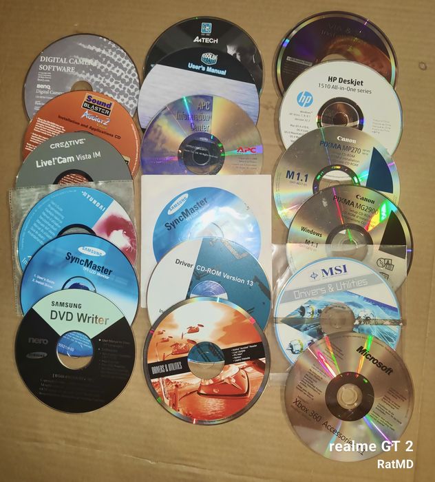 Płyty CD/dvd ze sterownikami , plus 2 wersje Ubuntu