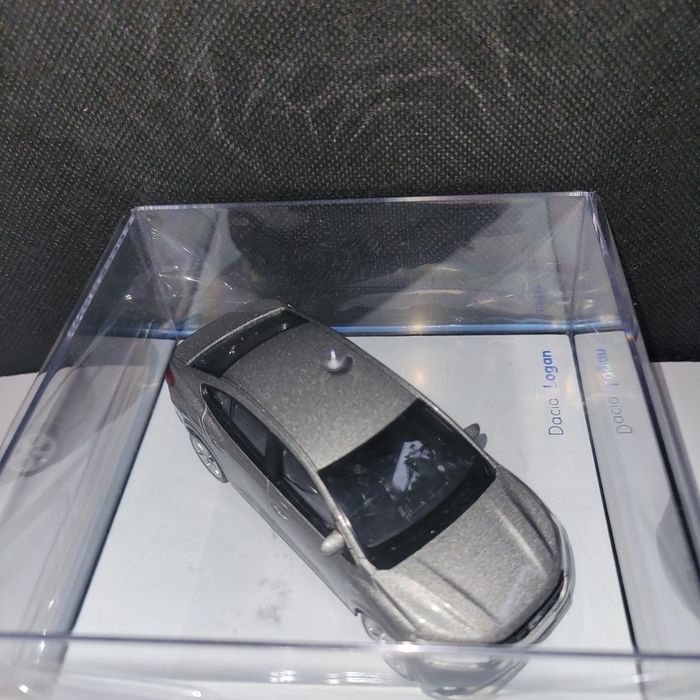 Carro miniatura Dacia