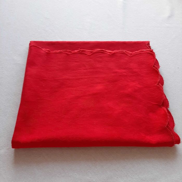 Czerwony obrus prostokątny