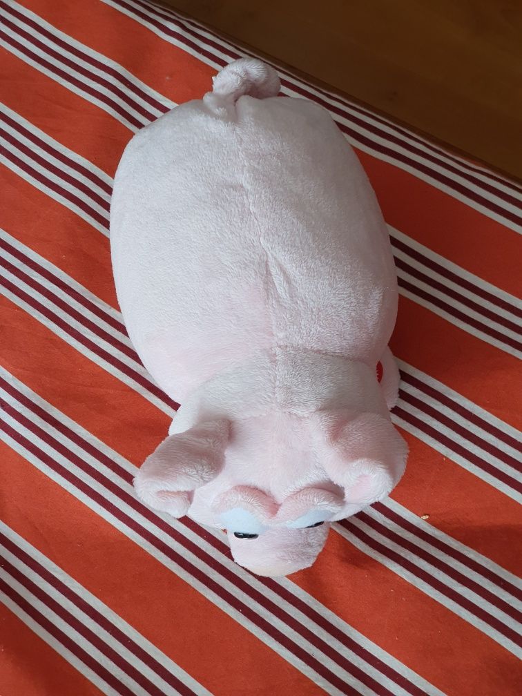 Porquinho de peluche.