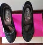Sapatos pretos de salto