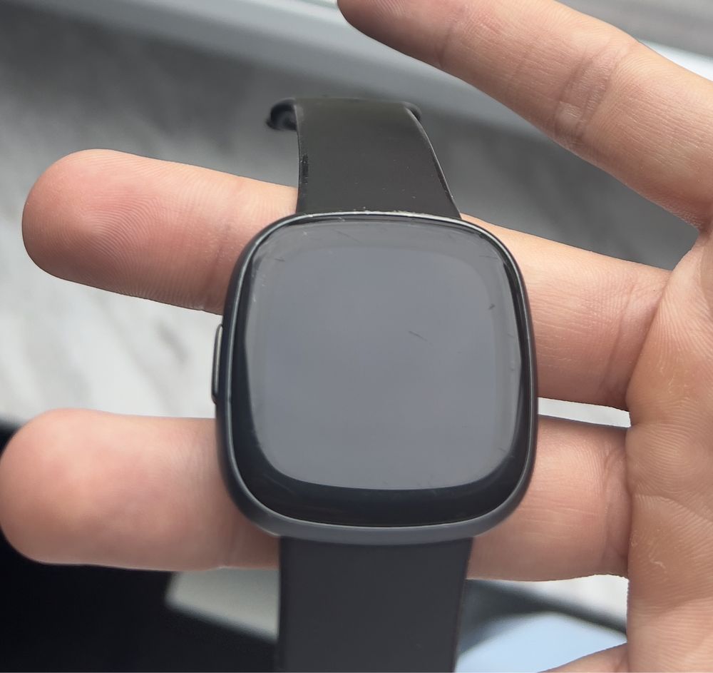 Zegarek fitbit Versa 4 + ładowarka