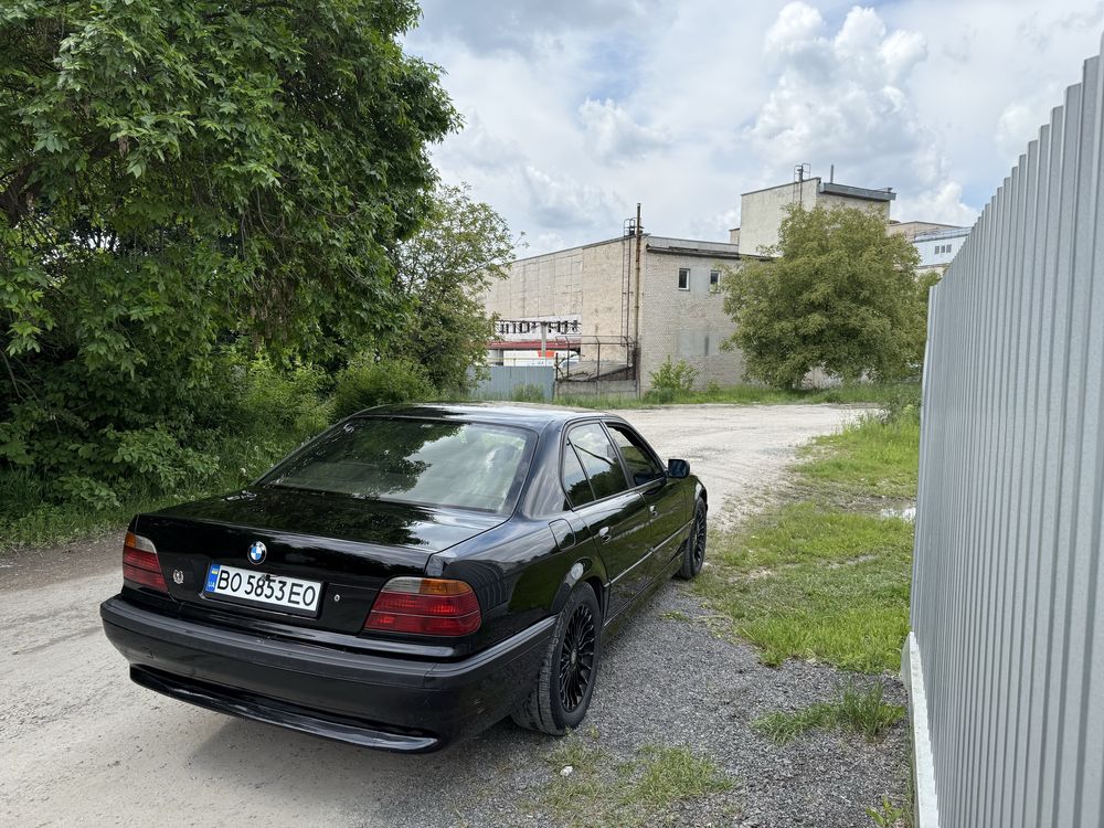 BMW 7 e38 Чорна газ бензин