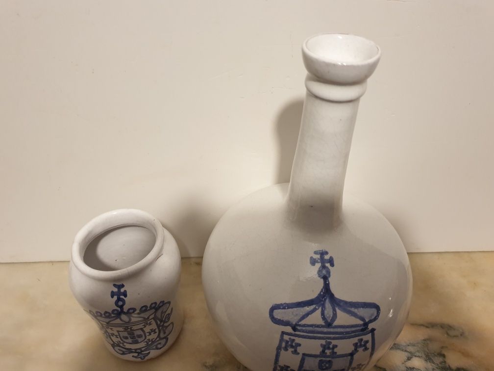 Conjunto de garrafa e manga brasonadas em cerâmica