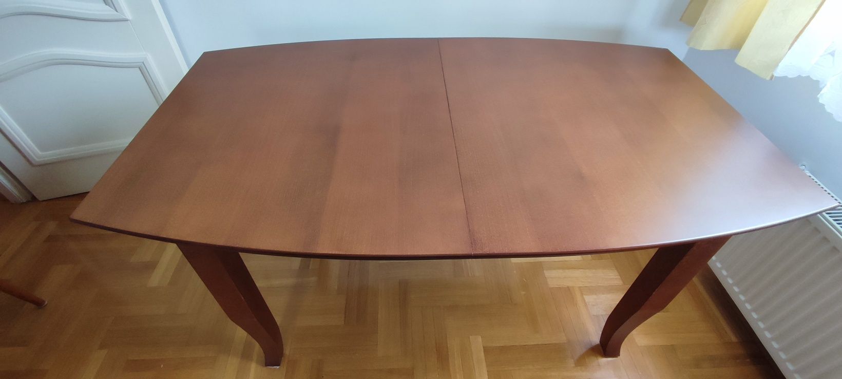 Piękny nowy stół z litego drewna