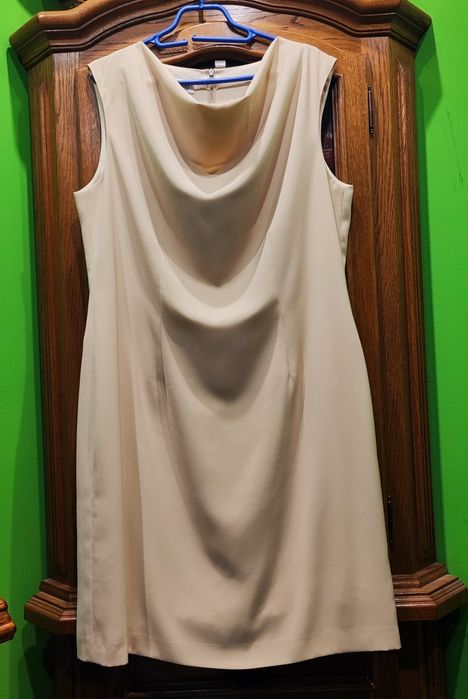 Elegancka sukienka z lejącym dekoltem, w kolorze ecru