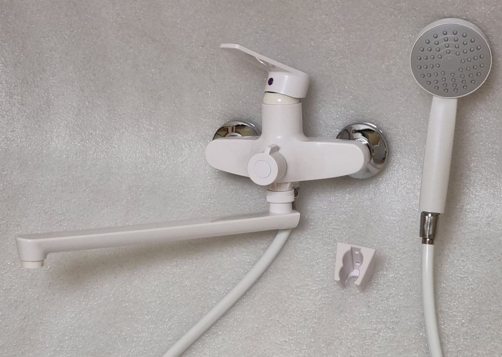 Новий змішувач для ванної білого кольору з комплектом ізТЕРМОПЛАСТИКУ