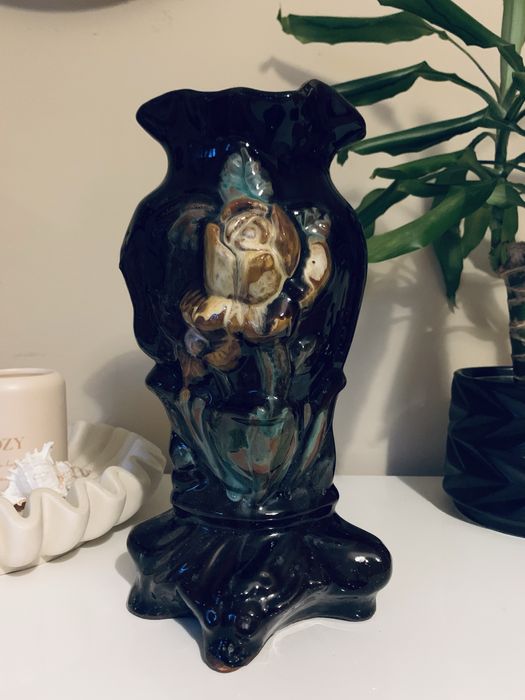 Wazon z różą ceramiczny