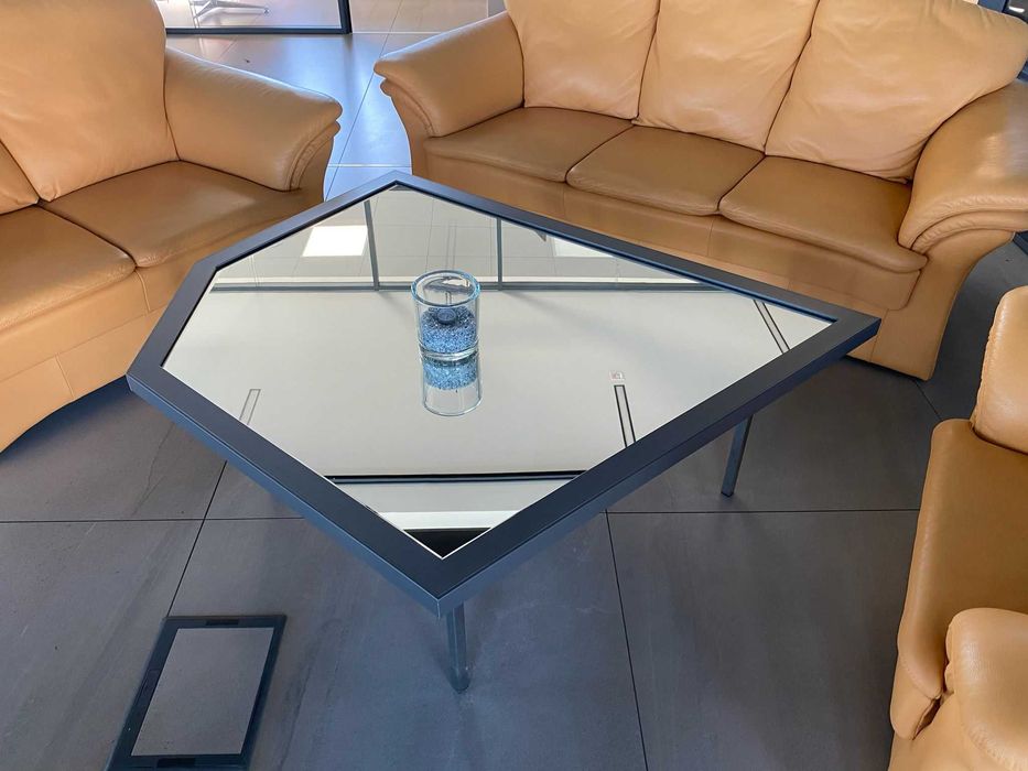 Stolik kawowy z lustrzanym blatem