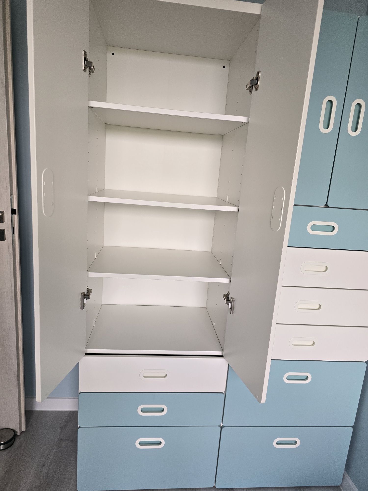 Meble, szafy Ikea Stuva bialo- niebieskie dla dzieci
