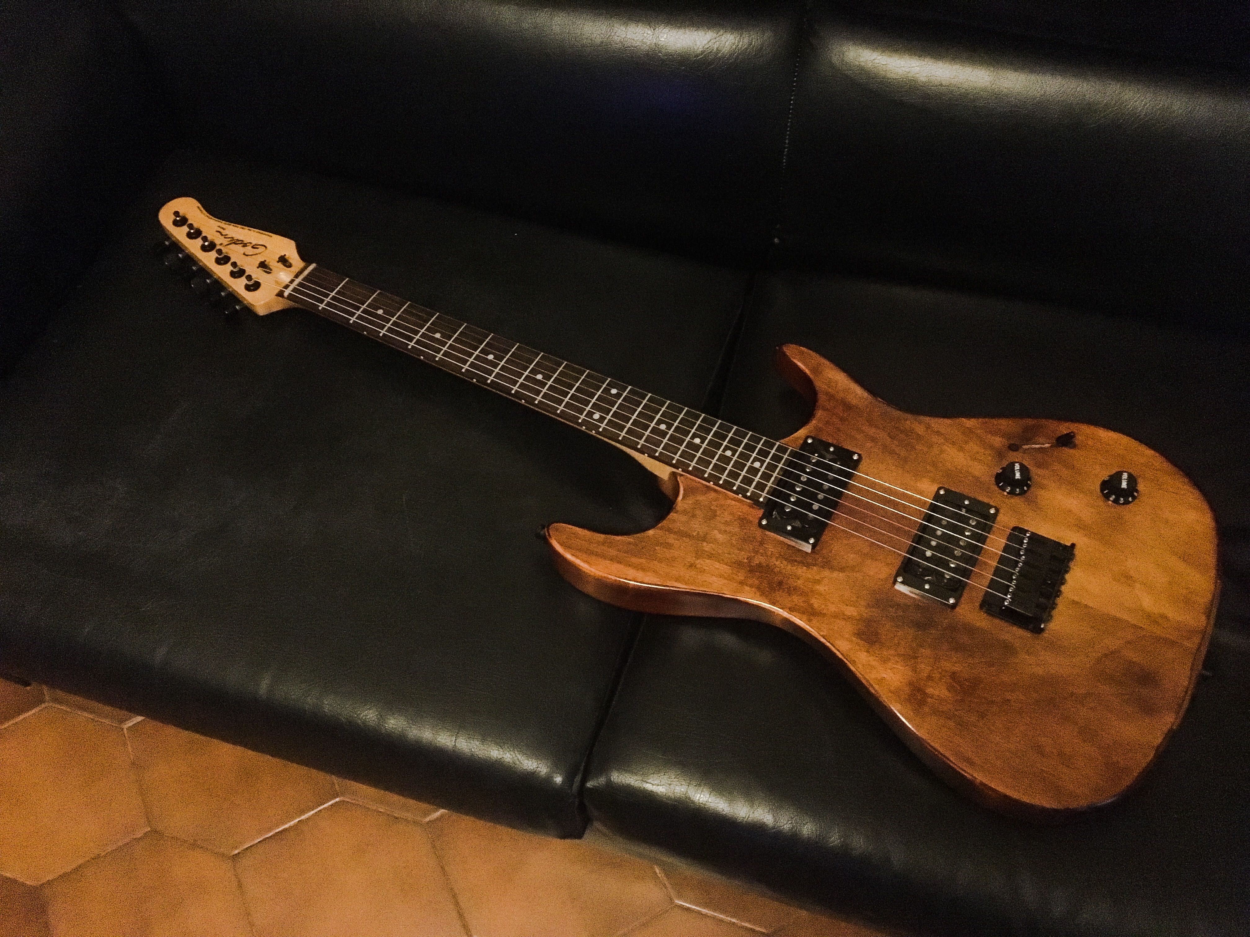 Guitarra Godin Detour 2005 (com pickups Seymour Duncan Alnico II Pro)