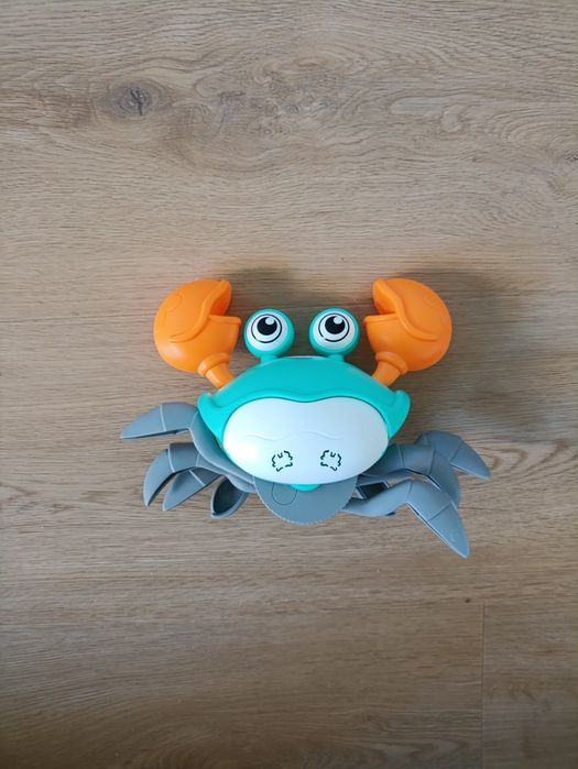 Chodzący i grający krab