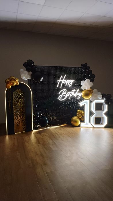 Ścianka cekinowa z balonową oprawąna 18 urodziny napis LED + cyfry