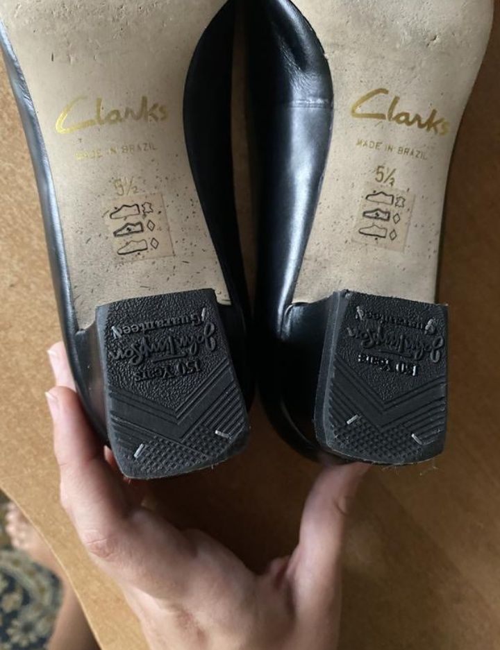 Clarks фірмові шкіряні туфлі лофери на маленькому каблуку