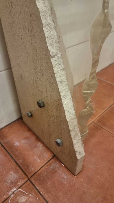 Aparador em pedra e acrílico com tampo de vidro