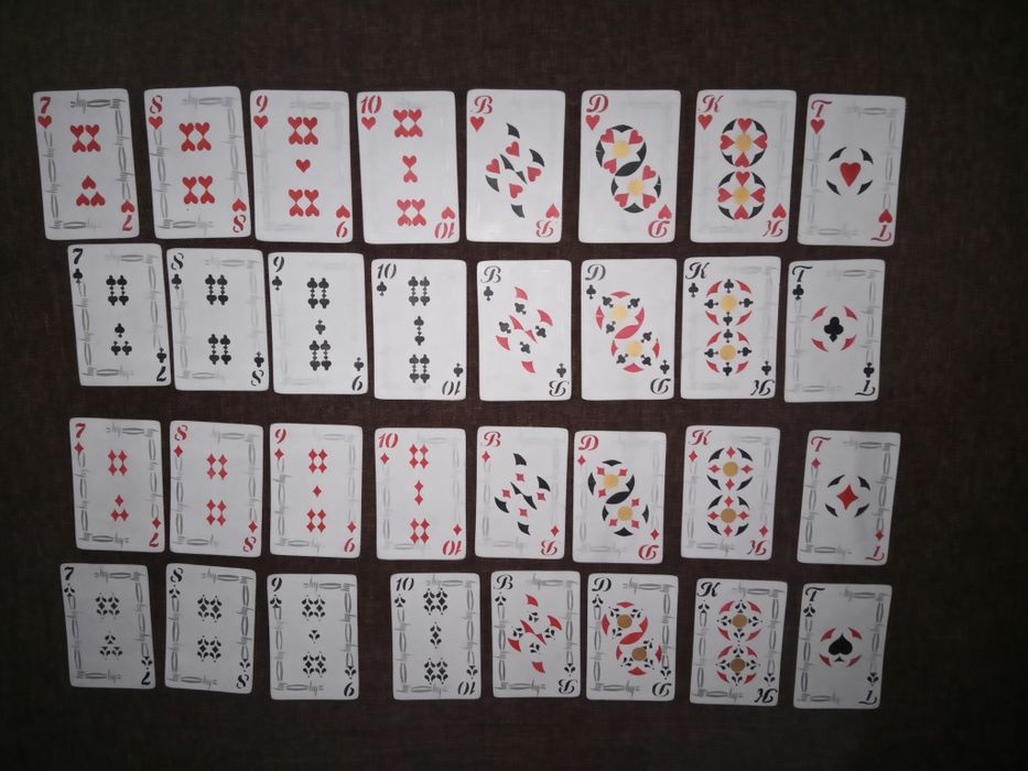 Карты игральные, стос, пулемет.
