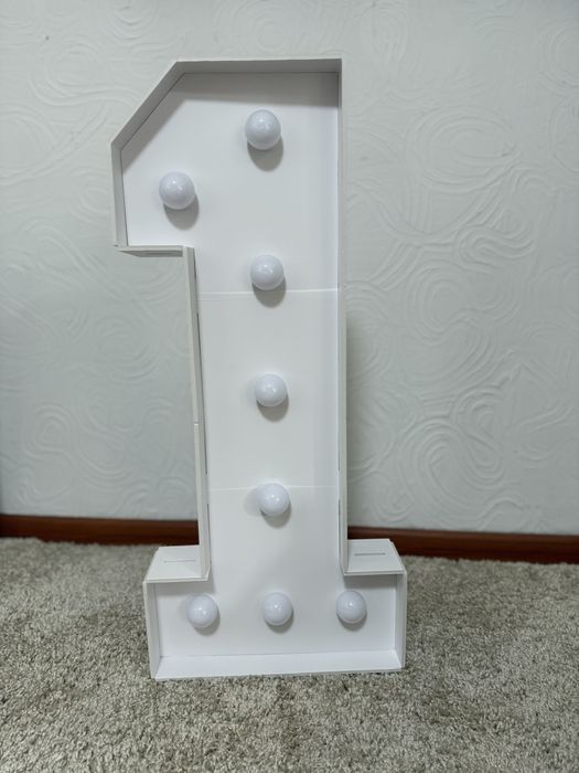 Одиничка з підсвіткою для фотозони в оренду