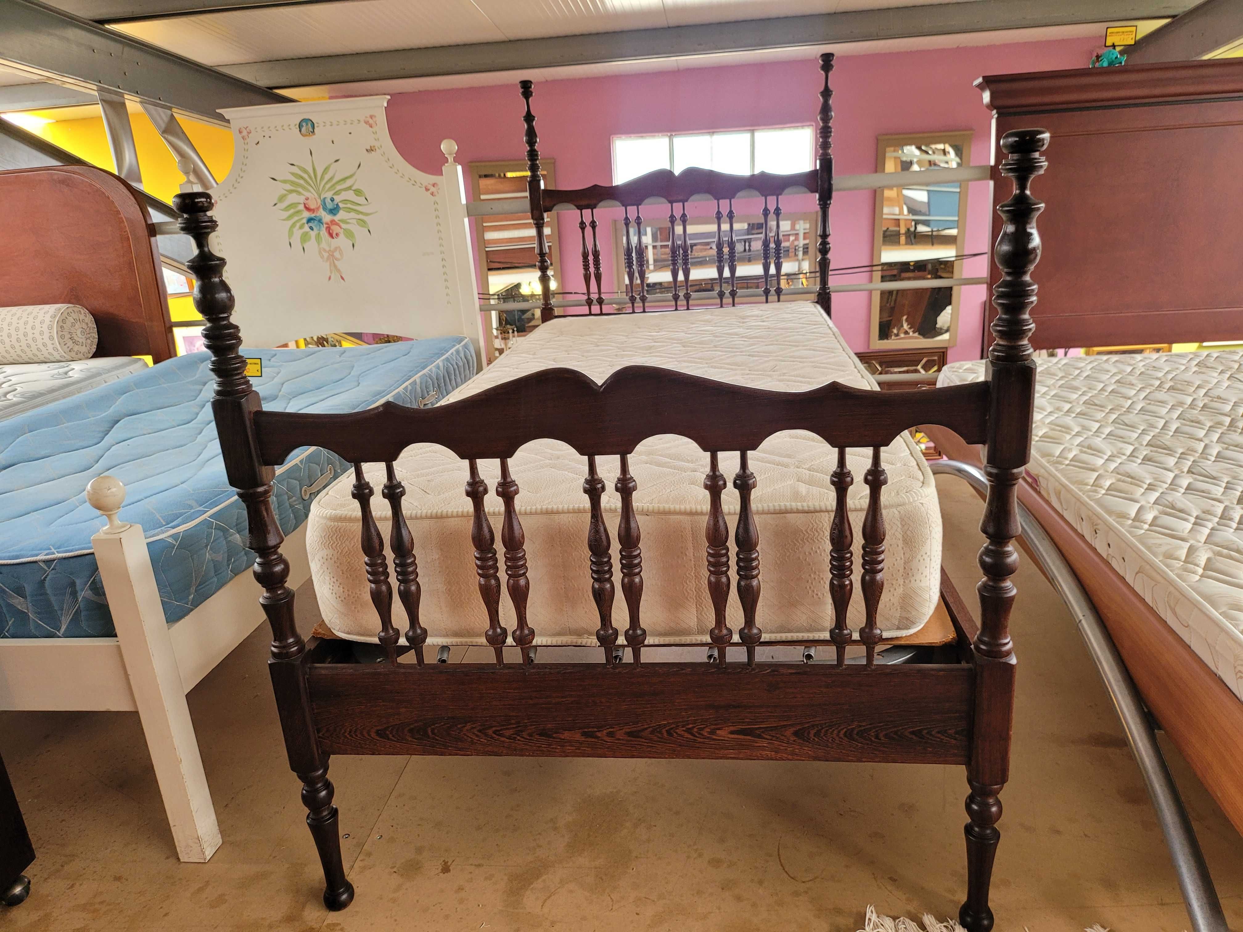 Cama de solteiro em madeira com estrado e colchão - Bom e