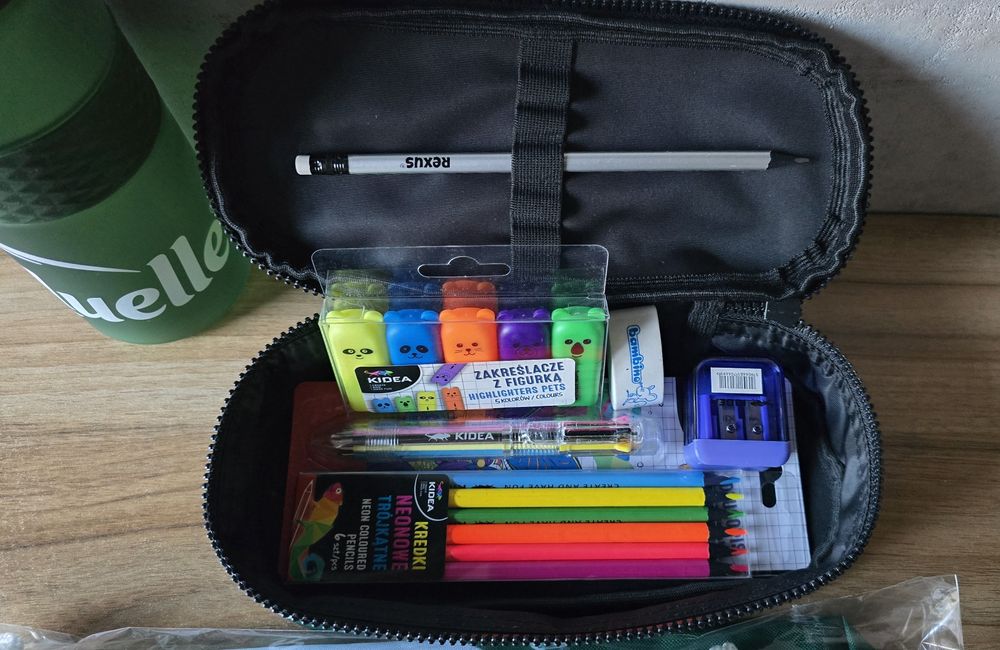 Zestaw szkolny - worek, piórnik z wyposażeniem,  bidon