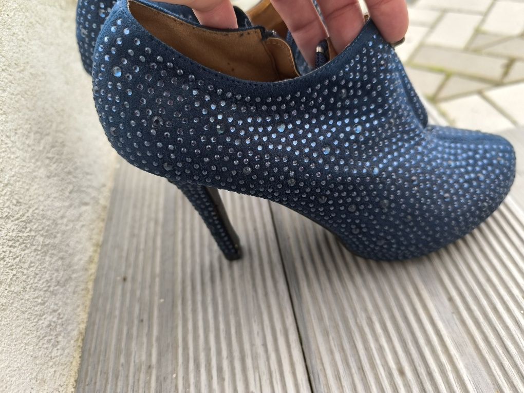 Botas azuis com brilhantes