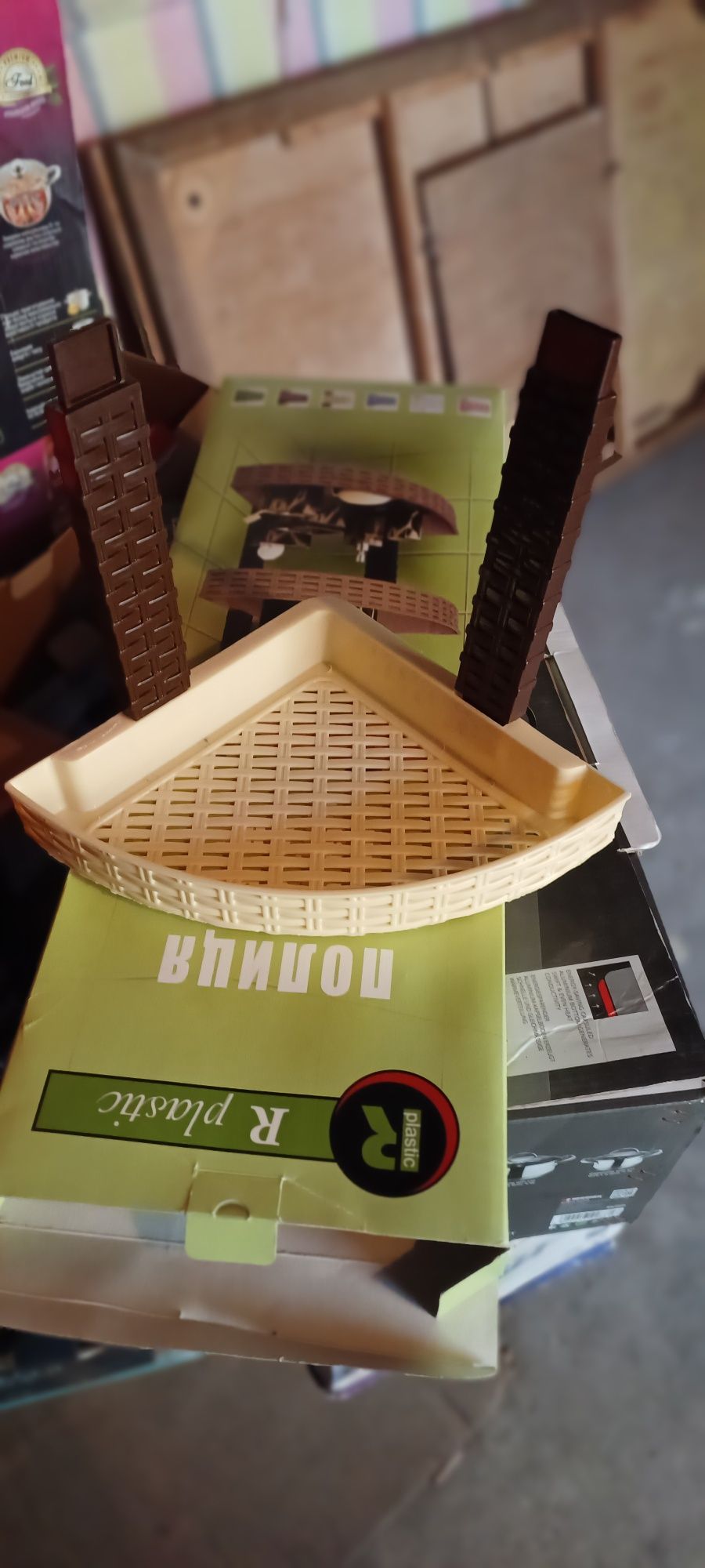 Полиця кутова пласмасова.