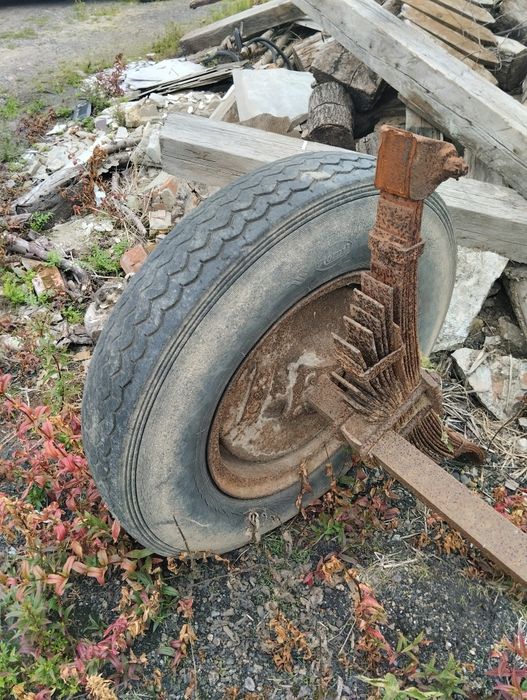 Oś z kołami i resorami