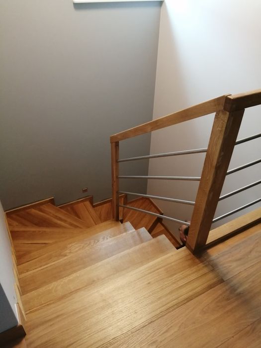 Schody dębowe lakierowane