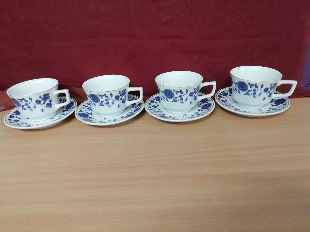 Conjunto de chávenas em porcelana.