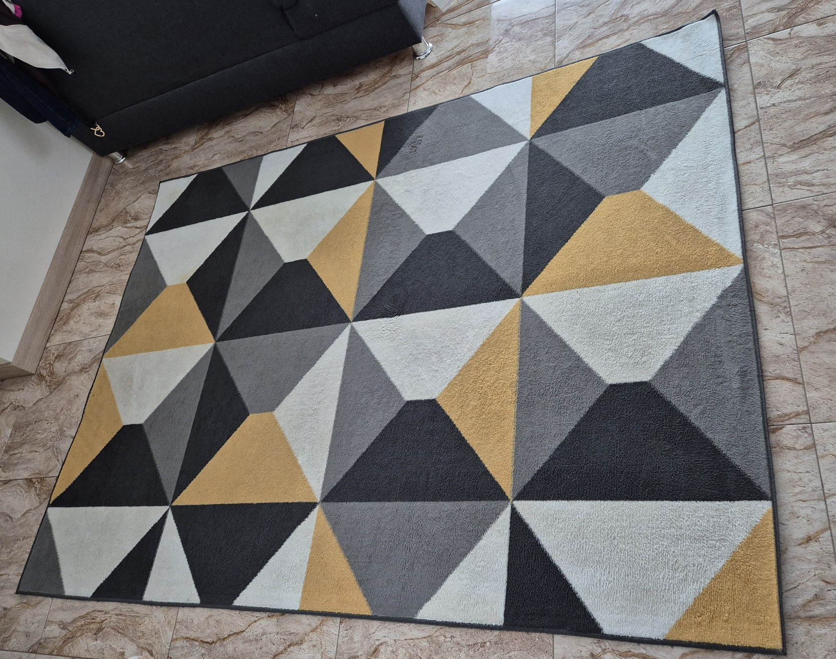 Dywan 180x250 stan bardzo dobry jak nowy