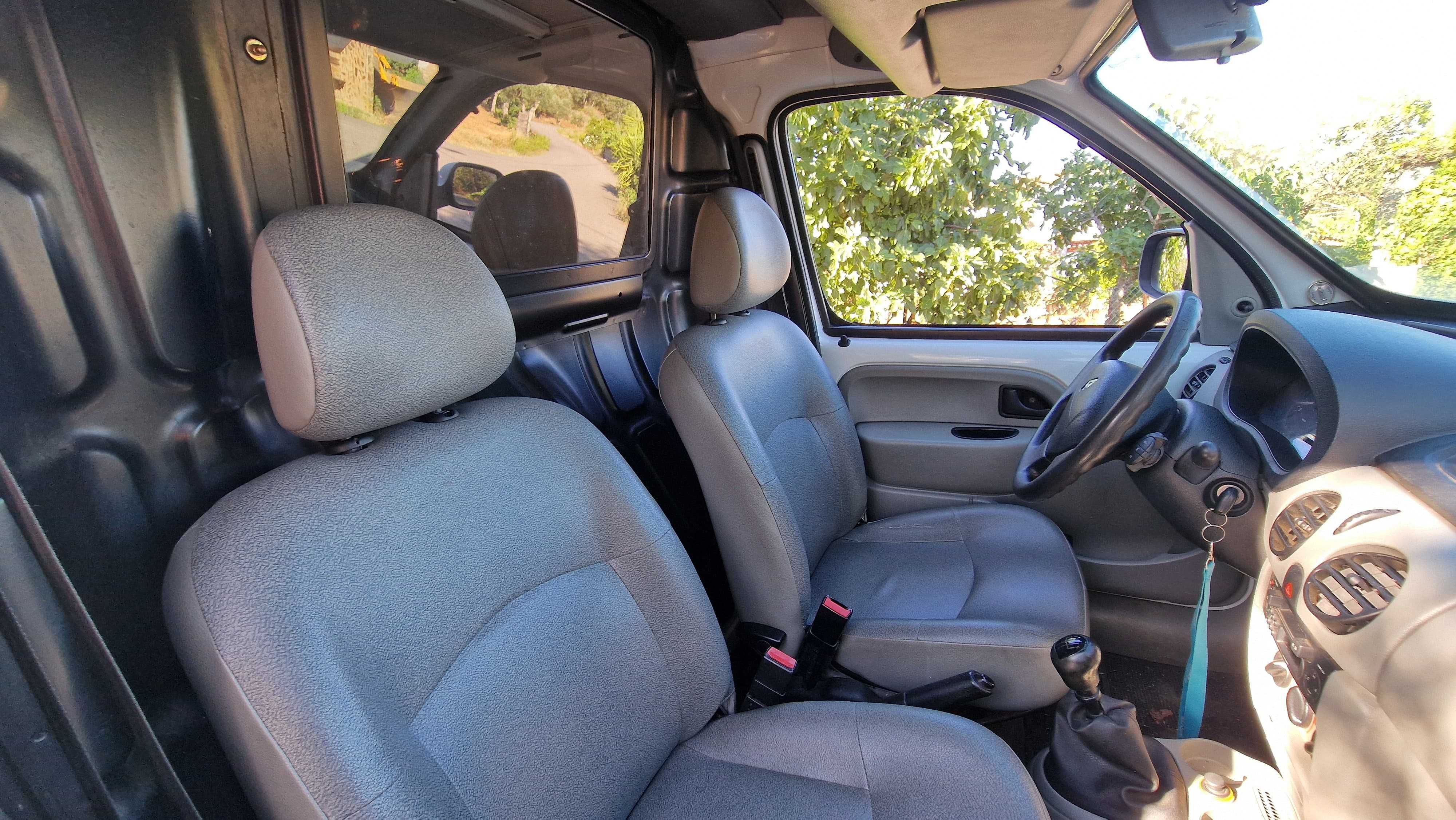 Renault Kangoo bem estimada
