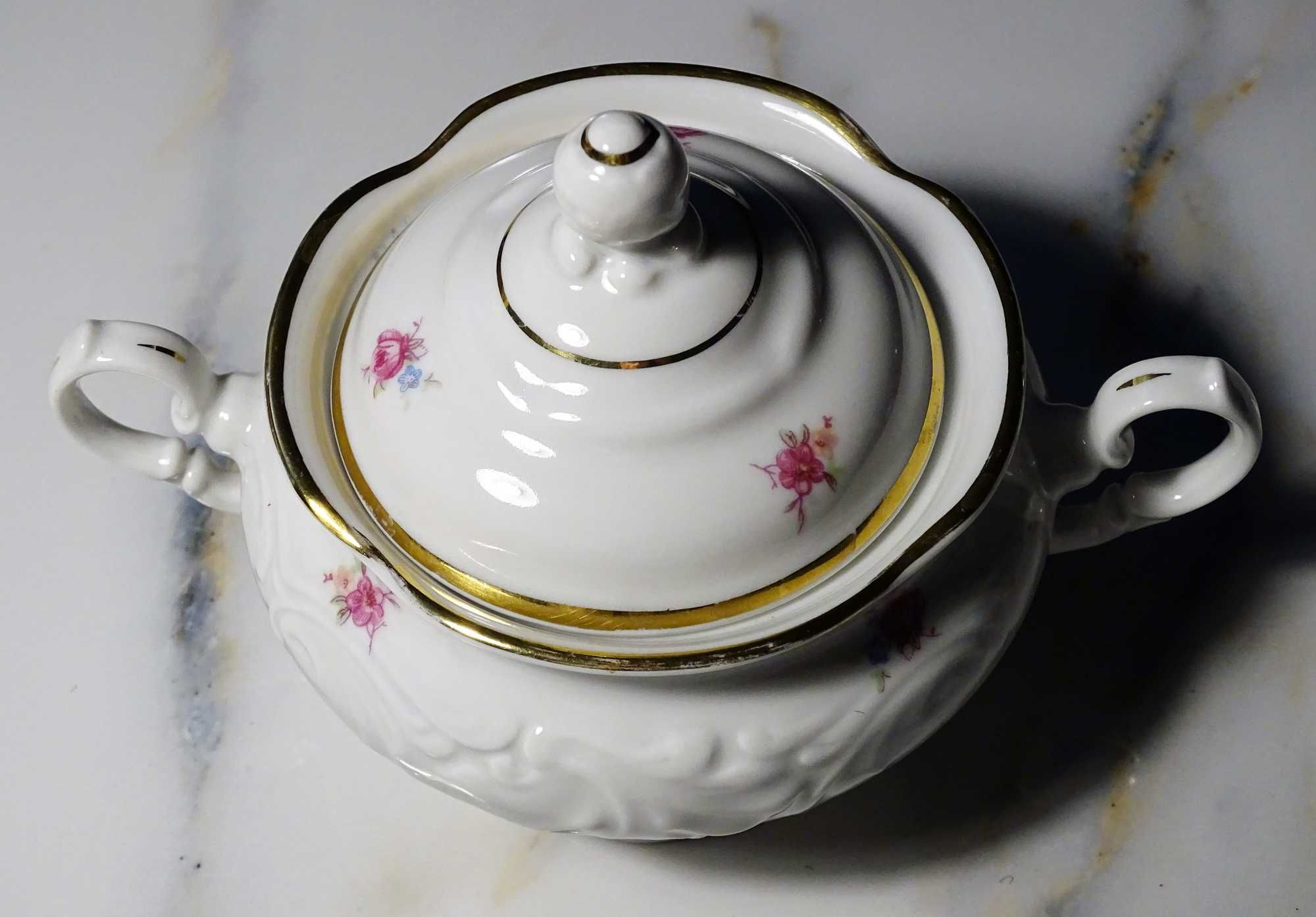 Porcelana Wałbrzych (Tielsch-Altwasser): elegancka złocona cukiernica