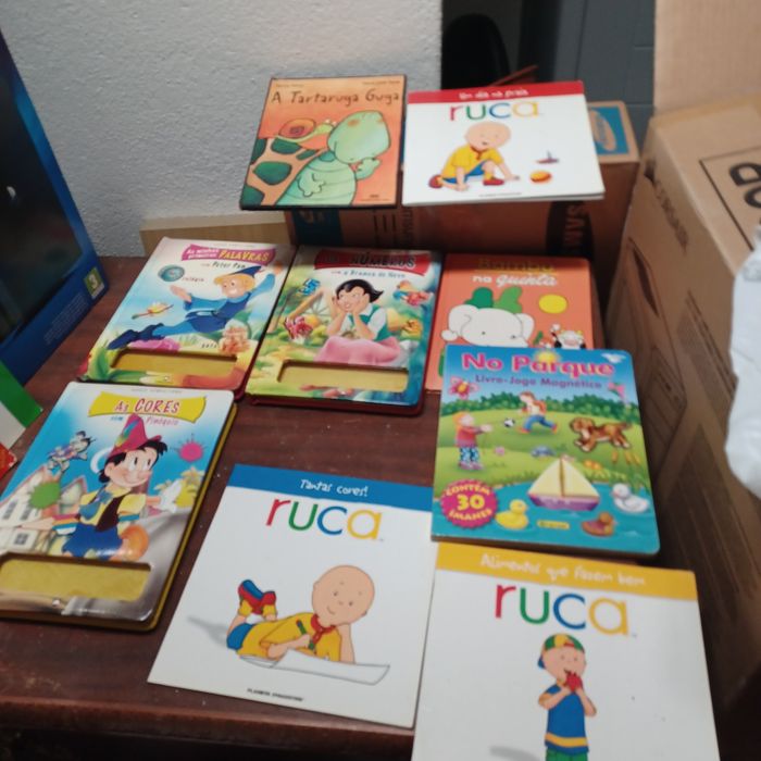Livros de crianças, estes e tenho mais.