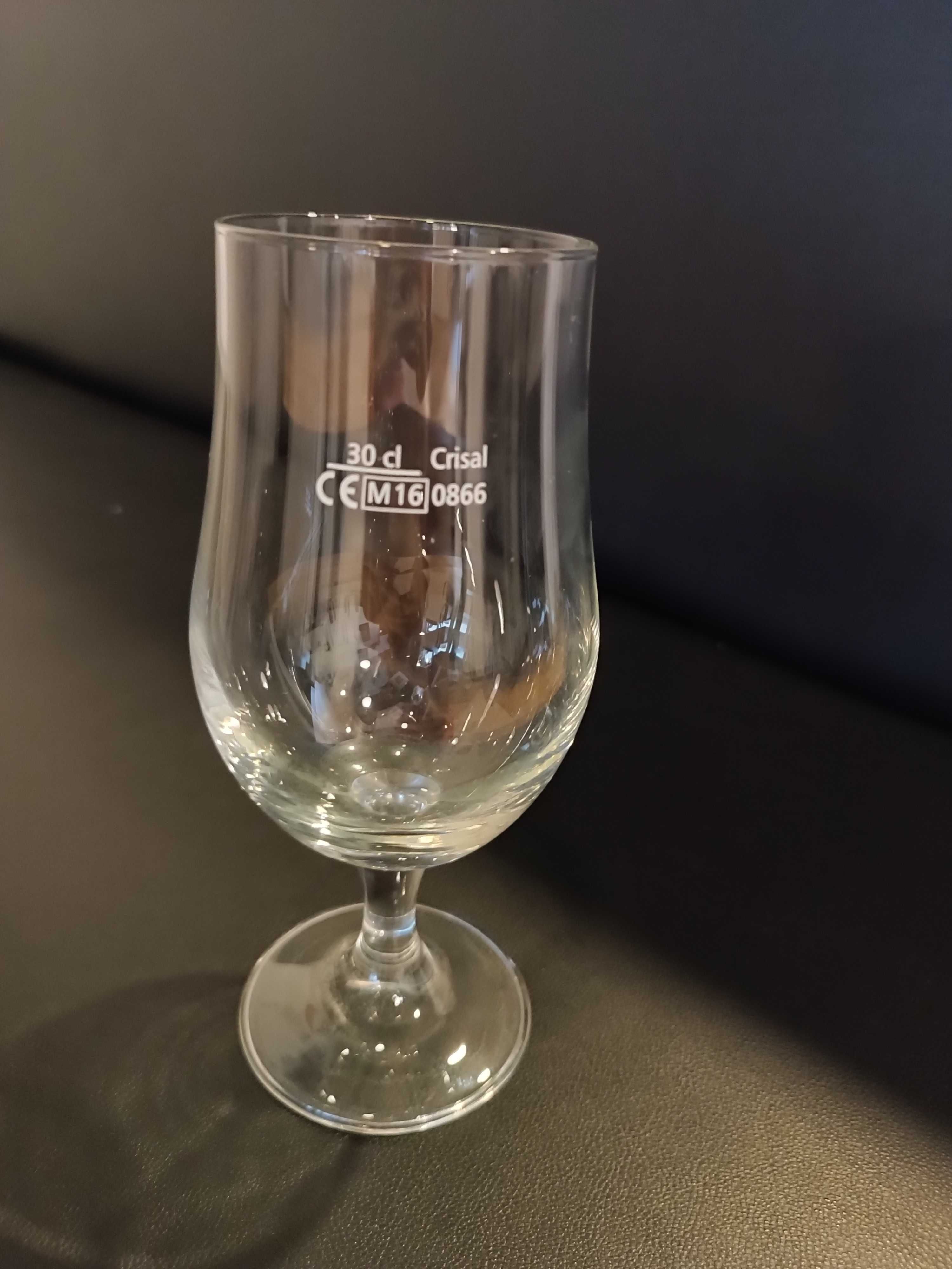 Recheio de restauração. Taças, pratos, jarra, caneca de cerveja