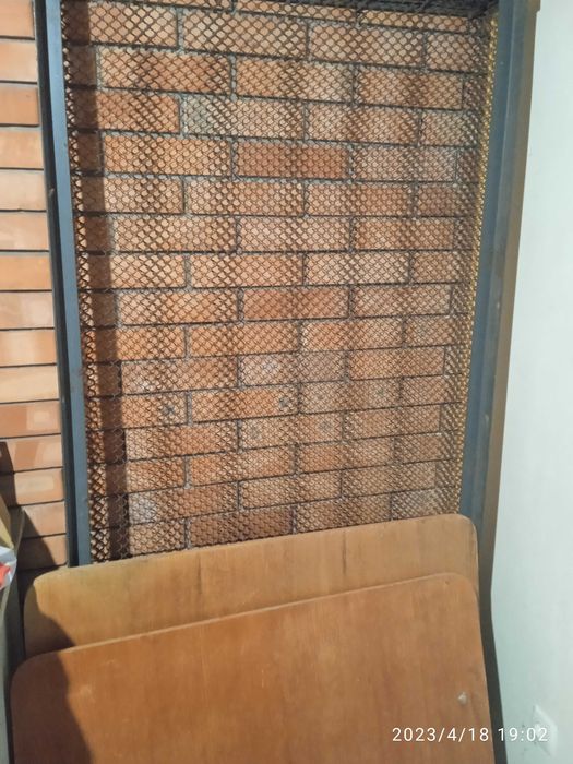 Кровать с деревянными спинками на сетке