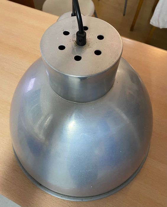 Candeeiro suspenso em aluminio da “Habitat”