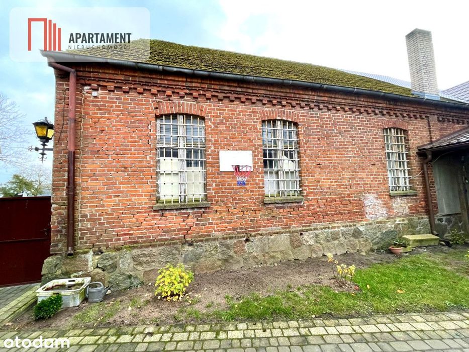 Dom z czerwonej cegły na wsi